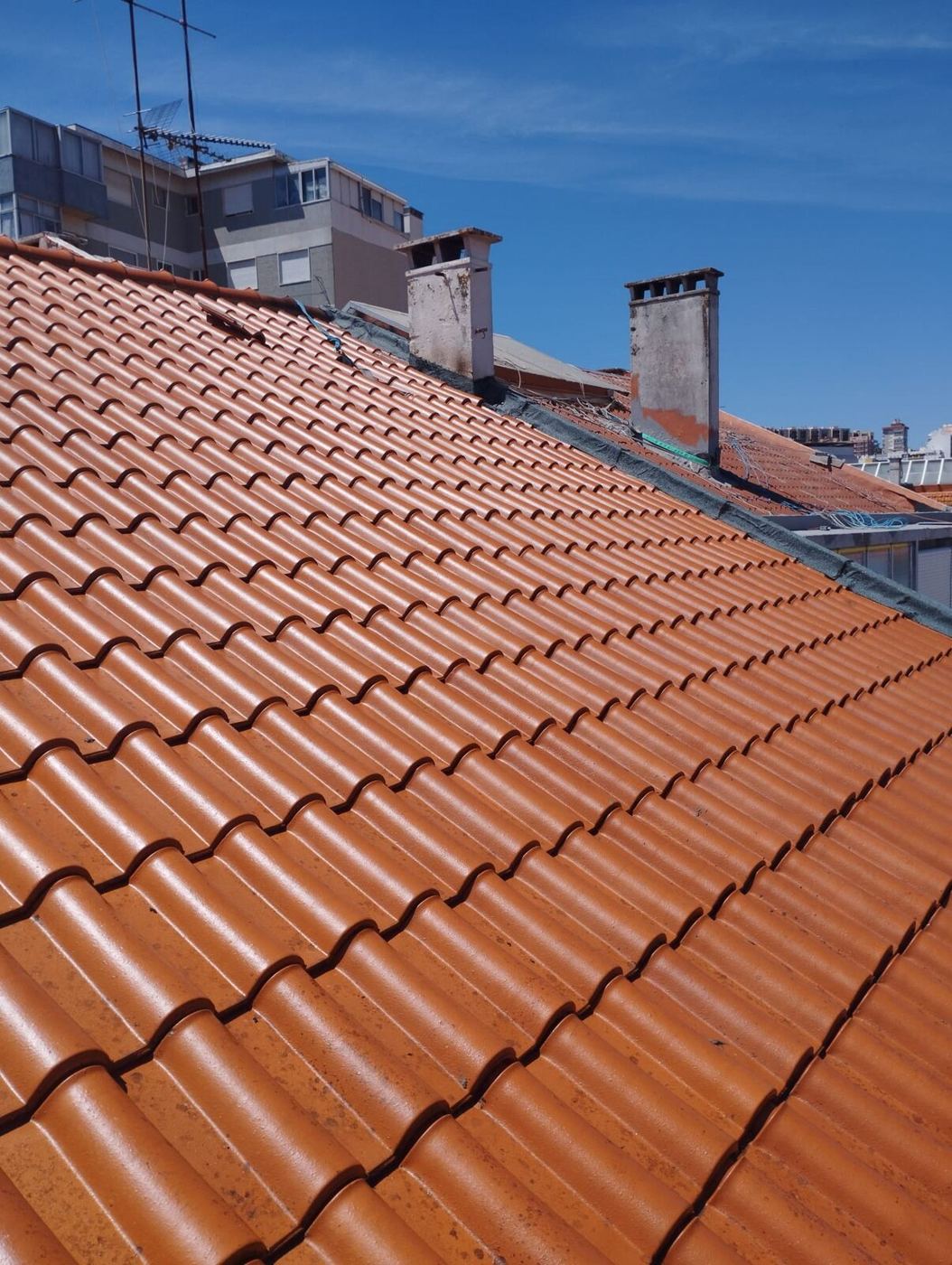 Telhado depois da limpeza e impermeabilização, com telha tratada