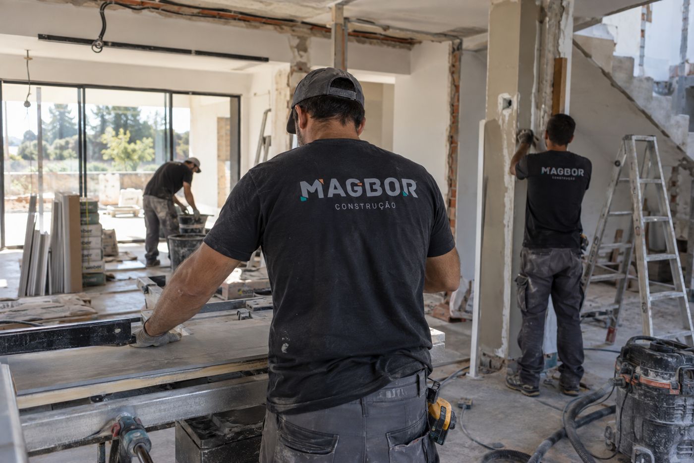 Equipa Magbor em obra, com t-shirts da empresa, a trabalhar numa remodelação